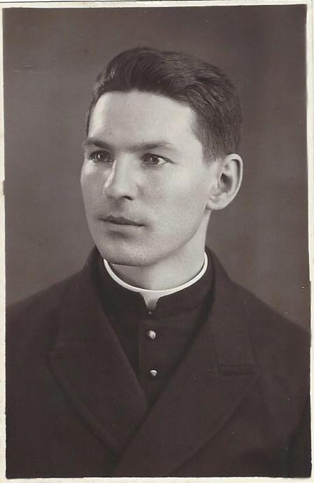 Pe. Jos Jnior Vicente com 27 anos, logo aps sua ordenao sacerdotal